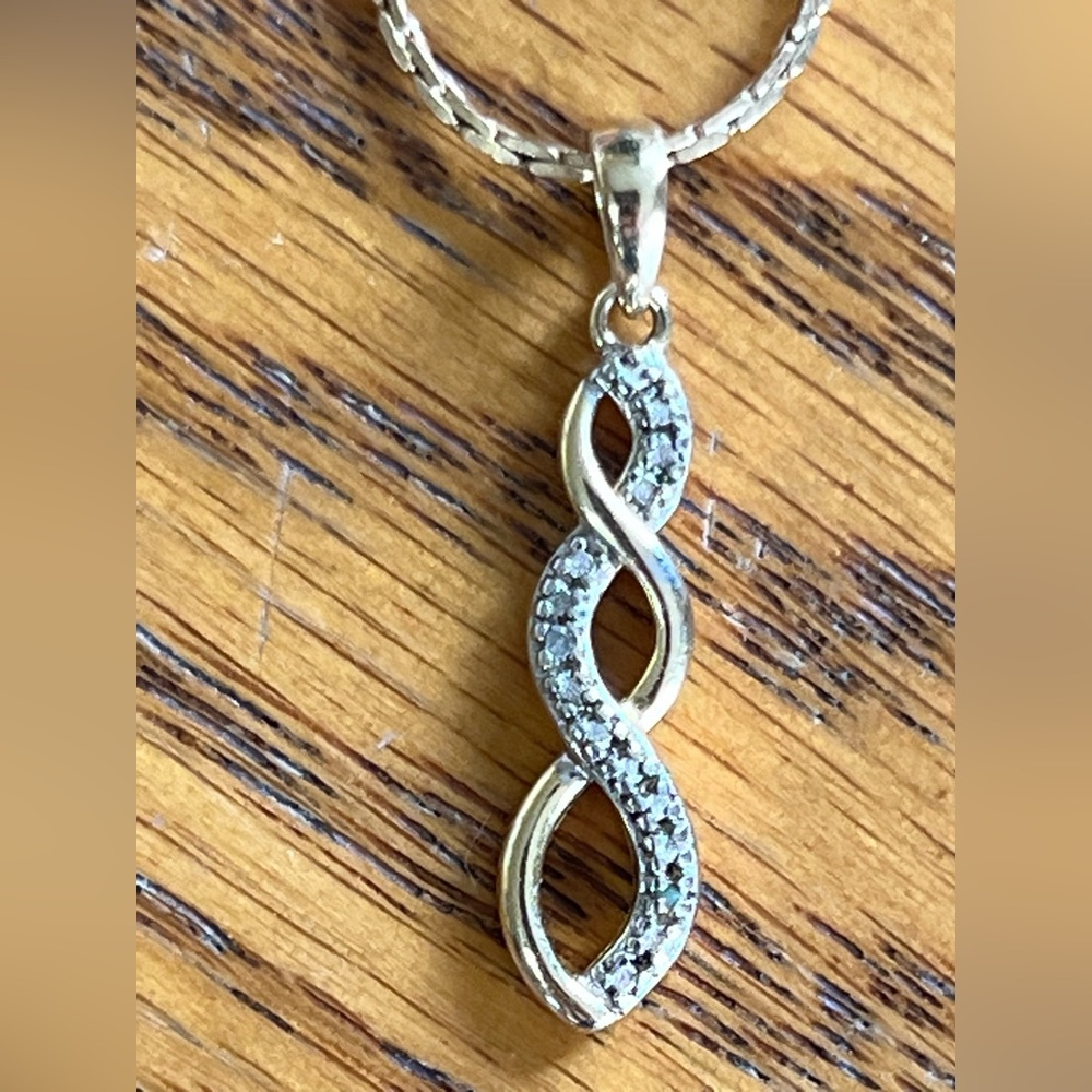 Avon Gold Chain with pendent